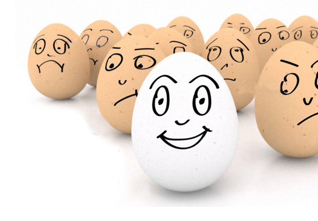 Huevos con caras dibujadas y uno blanco sonriente destacando entre ellos