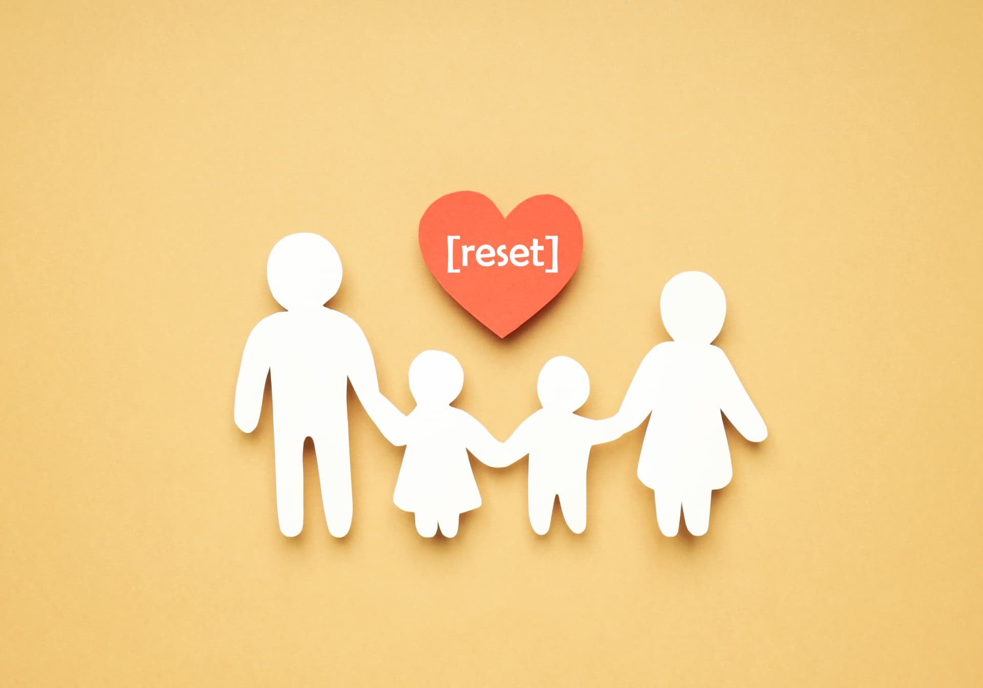Familia de papel recortado junto a un corazón con la palabra reset